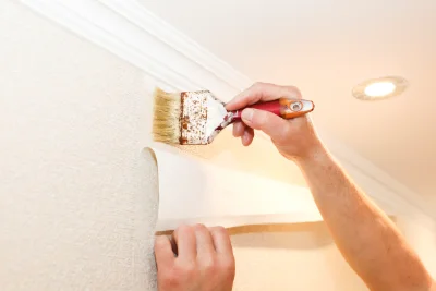 Pose de papier peint à la Bastide-Clairence — revêtements muraux et toiles de verre